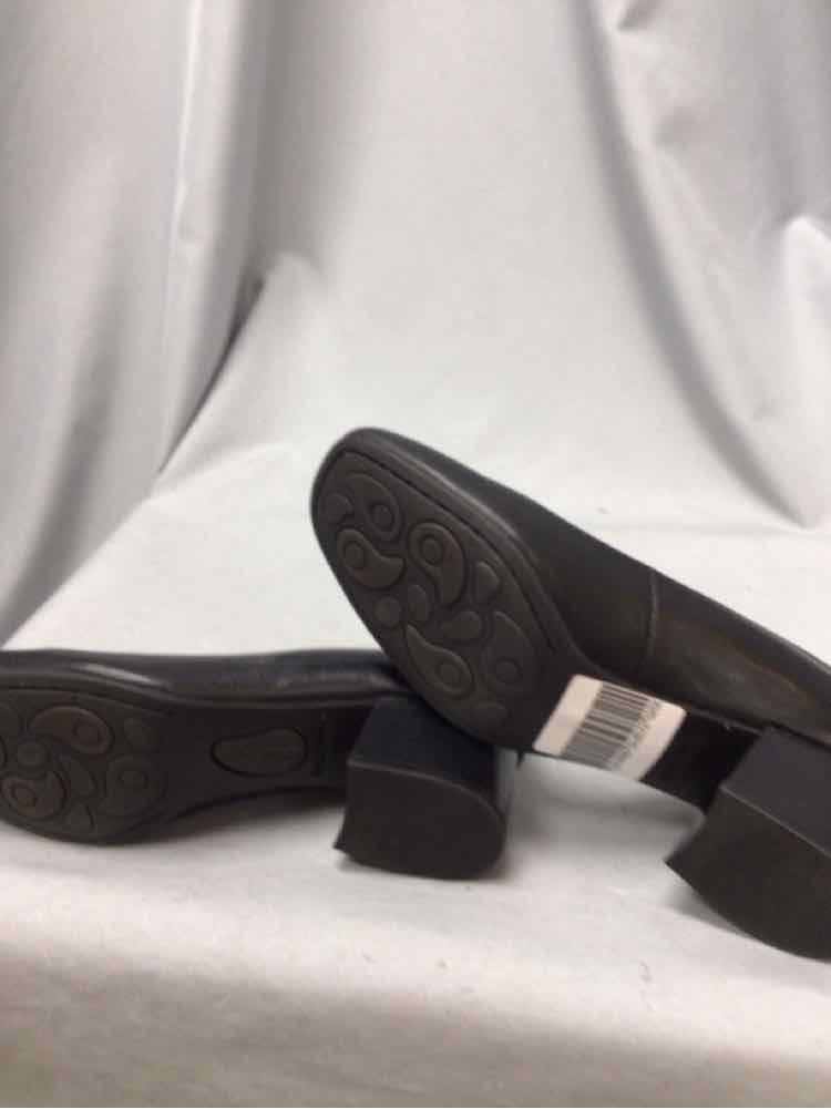 BORN SIZE 7 Ladies SHOES