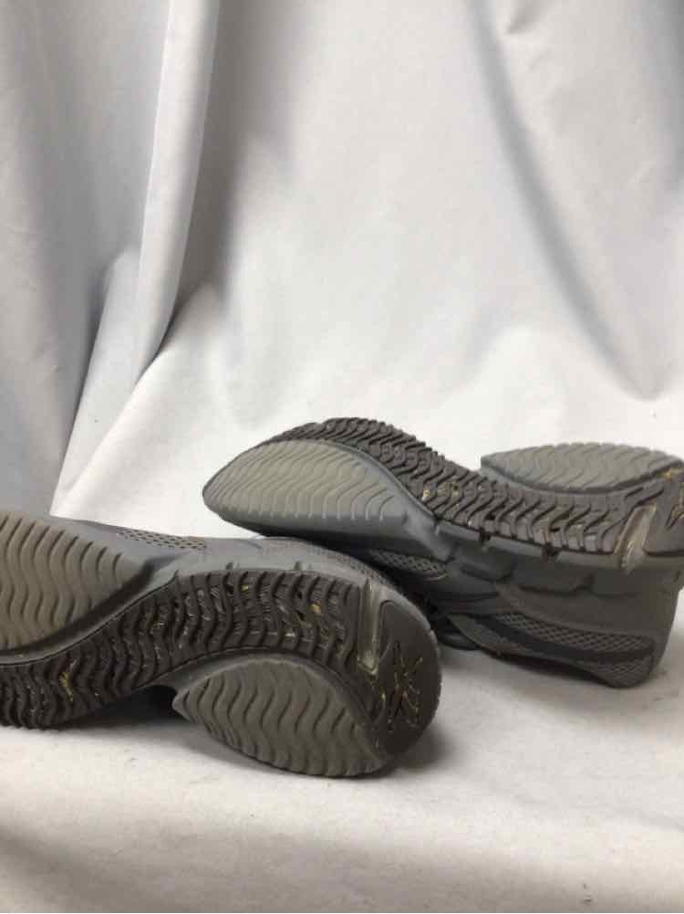 SIZE 9 1/2 REEBOK Men's SHOES