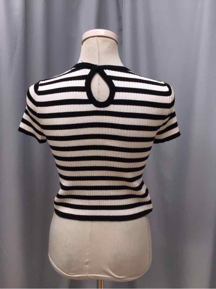 OLIVE & OAK SIZE MEDIUM Ladies TOP
