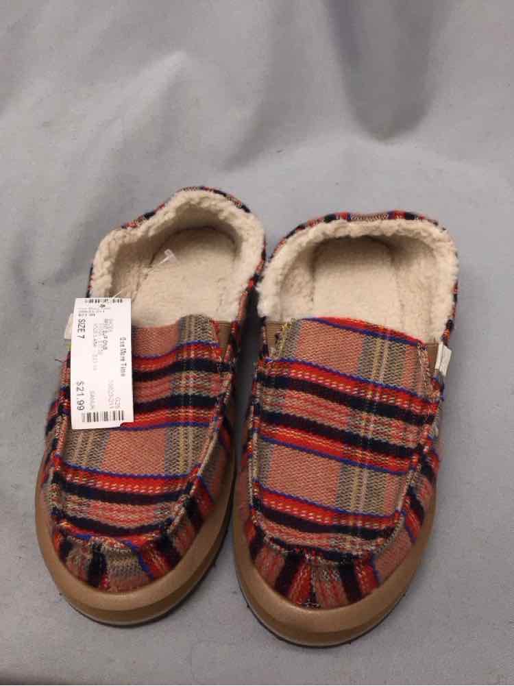 SANUK SIZE 7 Ladies SHOES