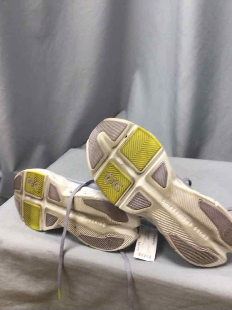 ON CLOUD SIZE 7 Ladies SHOES