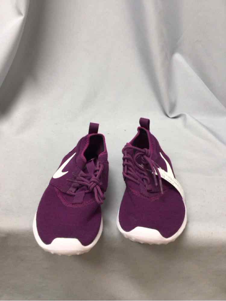NIKE SIZE 6 Ladies SHOES