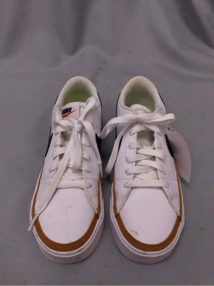 NIKE SIZE 6 1/2 Ladies SHOES