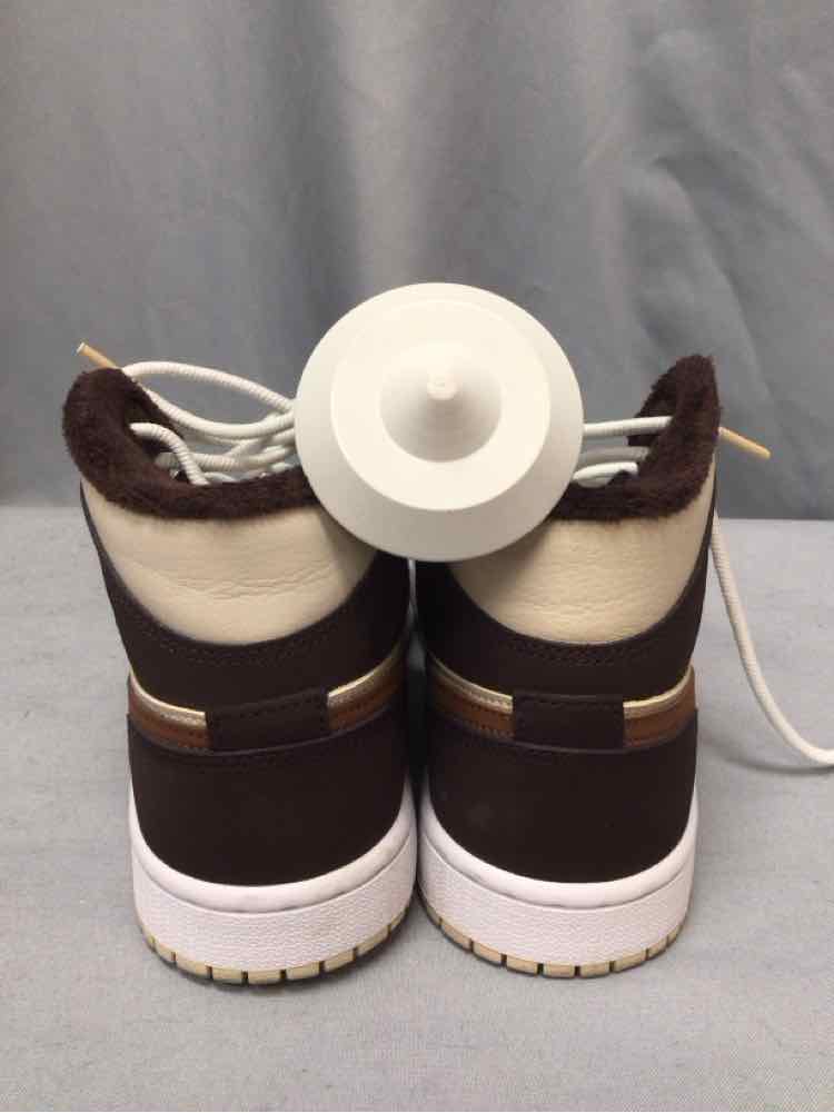 NIKE SIZE 7 Ladies SHOES