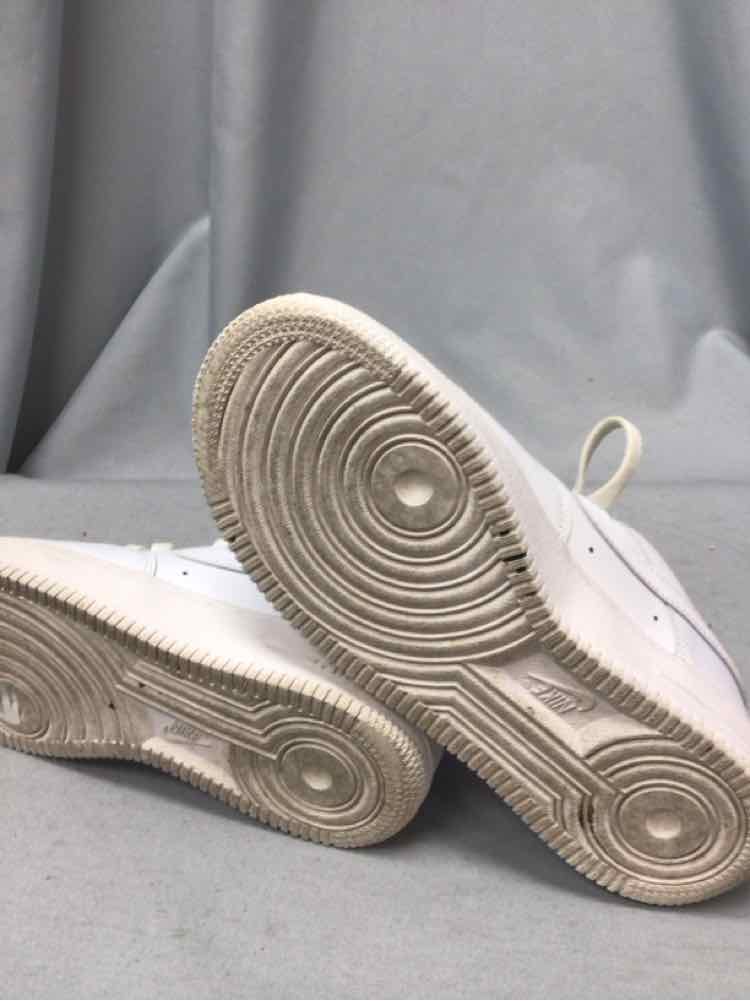 NIKE SIZE 6 Ladies SHOES