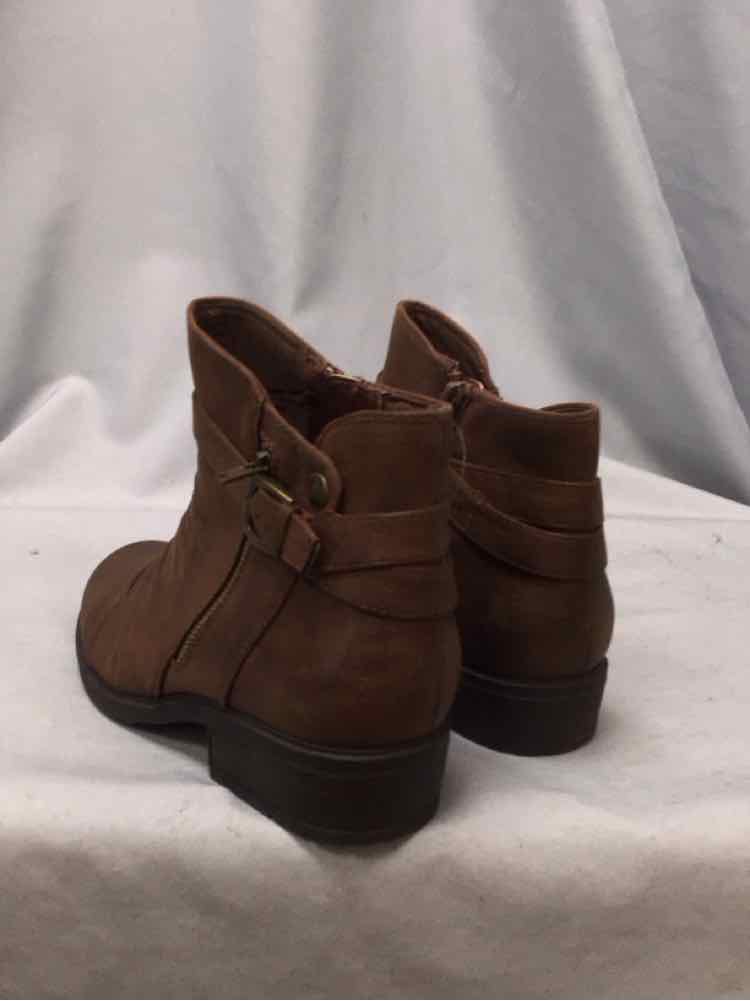 BARETRAPS SIZE 9 Ladies SHOES